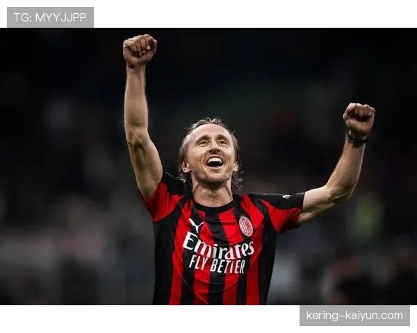 终场哨响，克罗地亚老将莫德里奇跪地掩面（前瞻性特写）